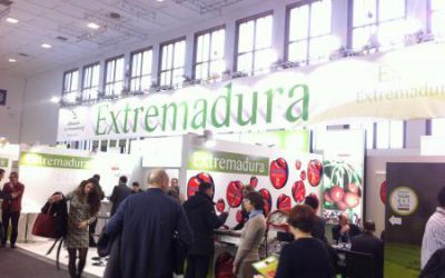 Empresas y cooperativas extremeñas exponen sus productos en la Feria Internacional Fruit Logistica de Berlín bajo el stand del GobEx