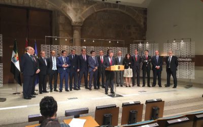 El consejero de Economía e Infraestructuras, José Luis Navarro, y los representantes de 14 entidades financieras acuerdan facilitar el crédito a las pymes