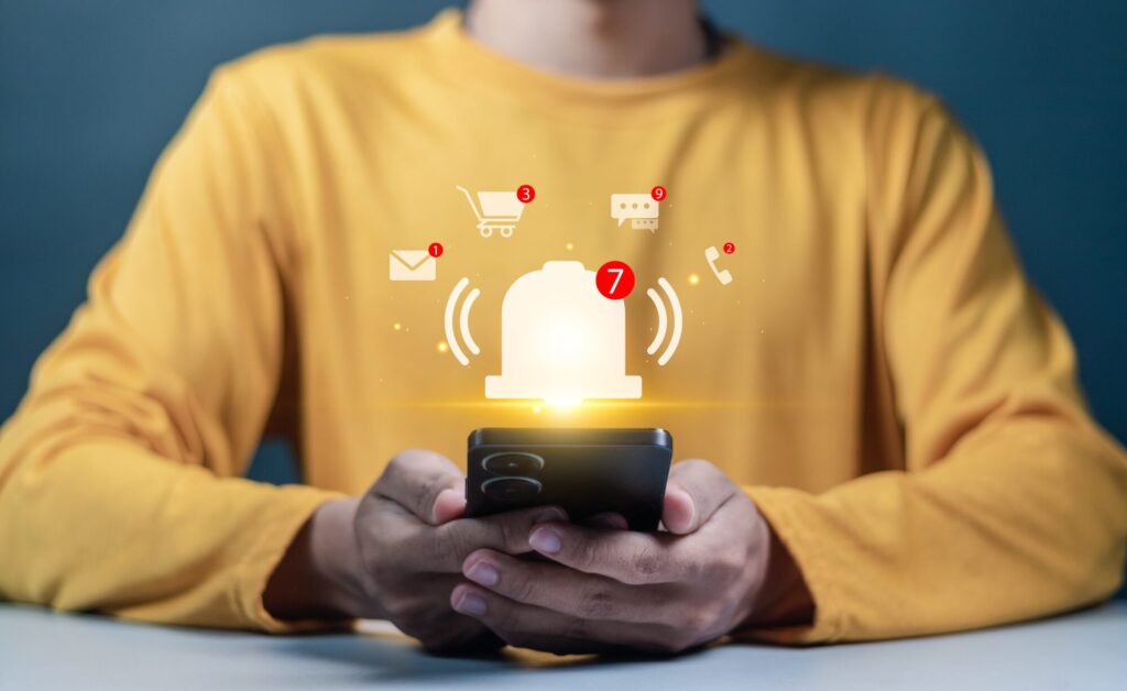 Persona usando móvil con iconos de notificaciones