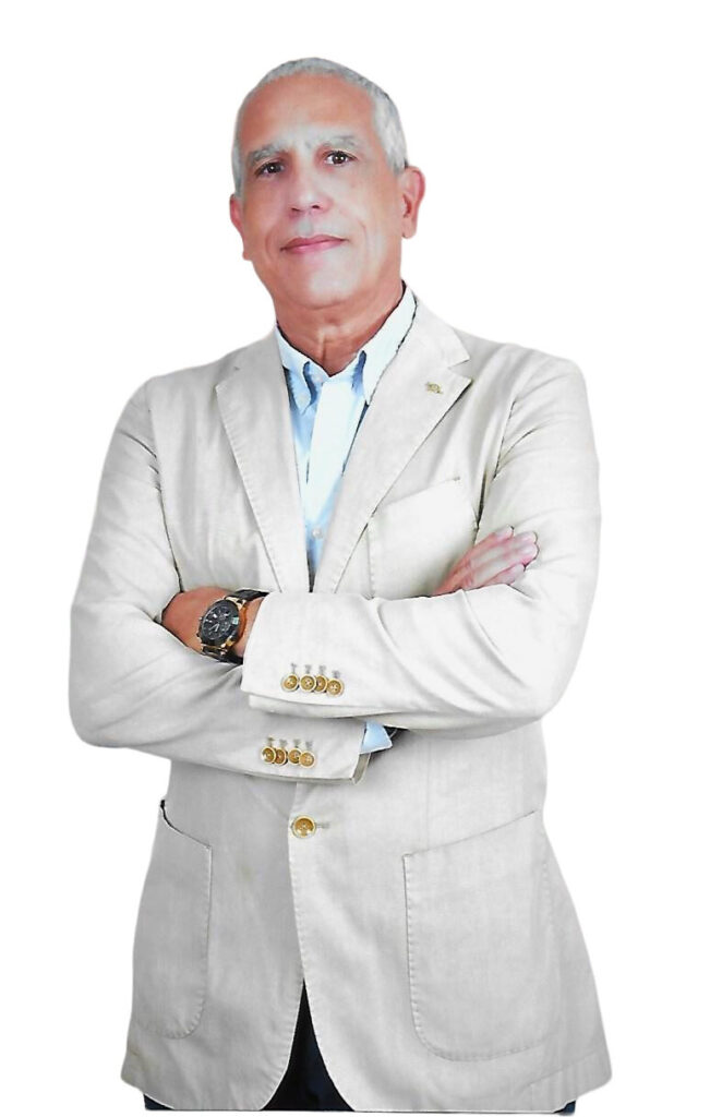 Hombre vestido con chaqueta clara y brazos cruzados