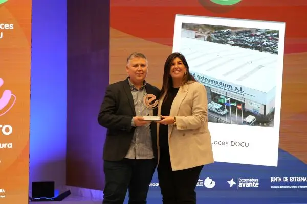 Dos personas reciben premio en evento empresarial