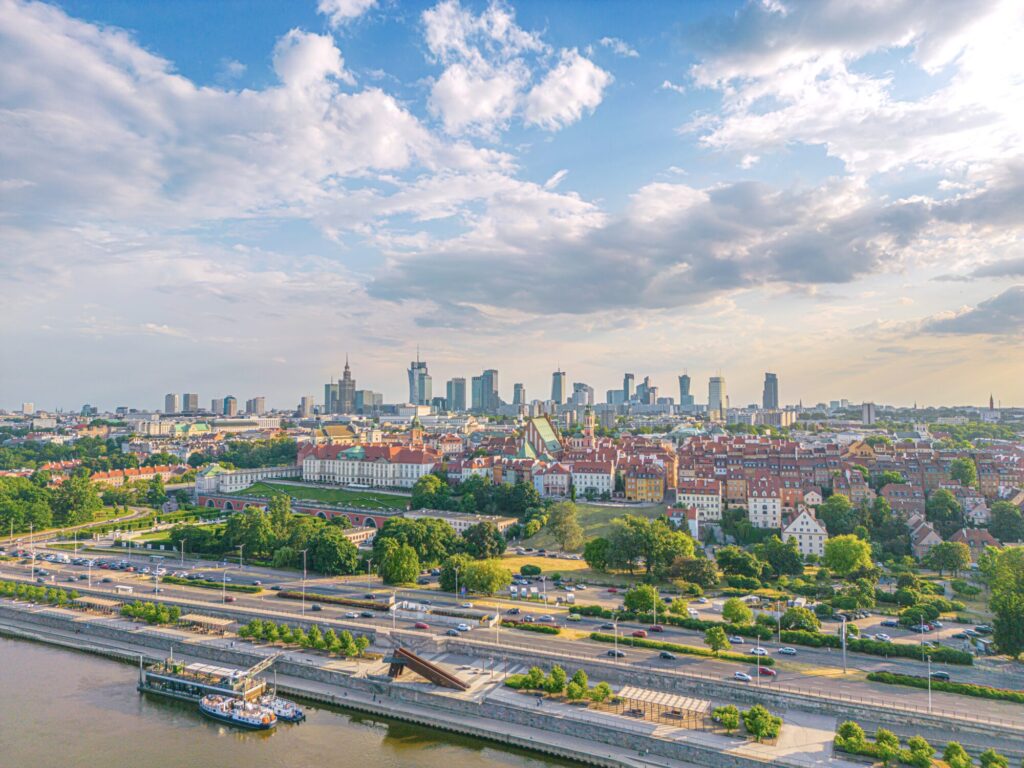 Panorámica de Varsovia con rascacielos y río Vístula