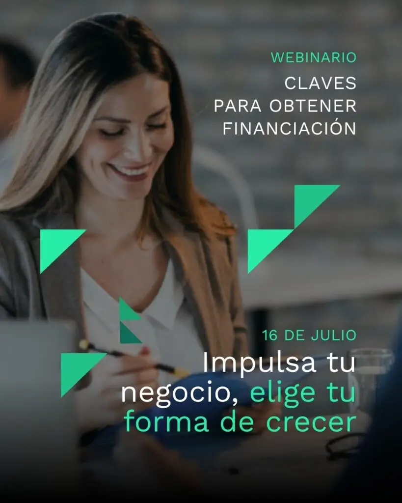 Mujer sonriente trabajando en portátil y cuaderno