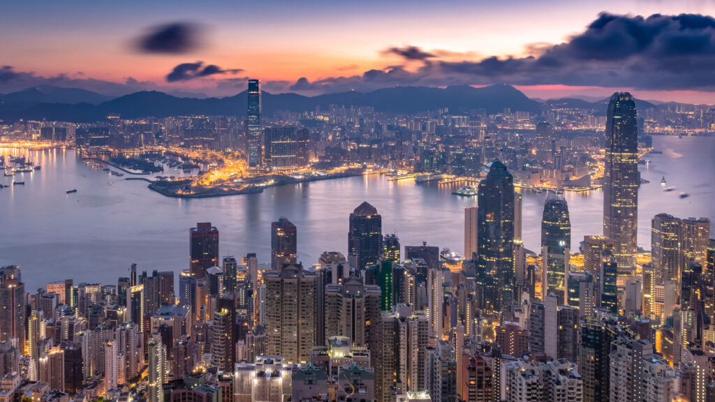 Horizonte de Hong Kong al atardecer sobre el puerto