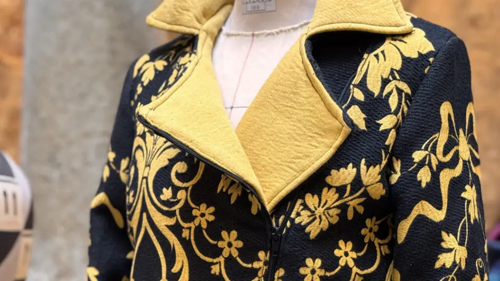 Chaqueta negra y dorada con estampado floral