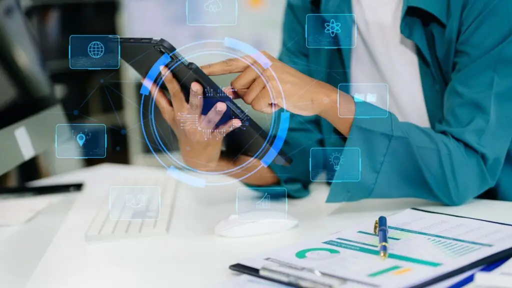Profesional usa móvil con interfaz digital de inteligencia artificial