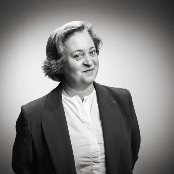 Retrato en blanco y negro de mujer con americana