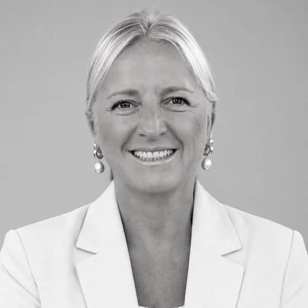 Retrato en blanco y negro de mujer sonriente