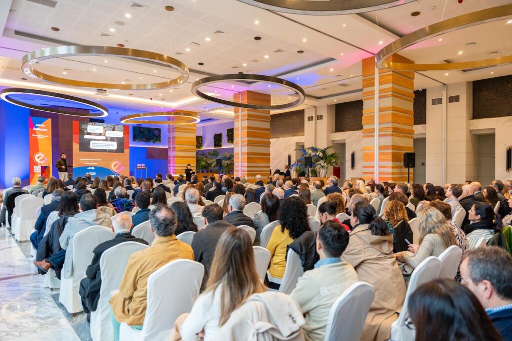 Asistentes escuchan una ponencia en una sala de conferencias