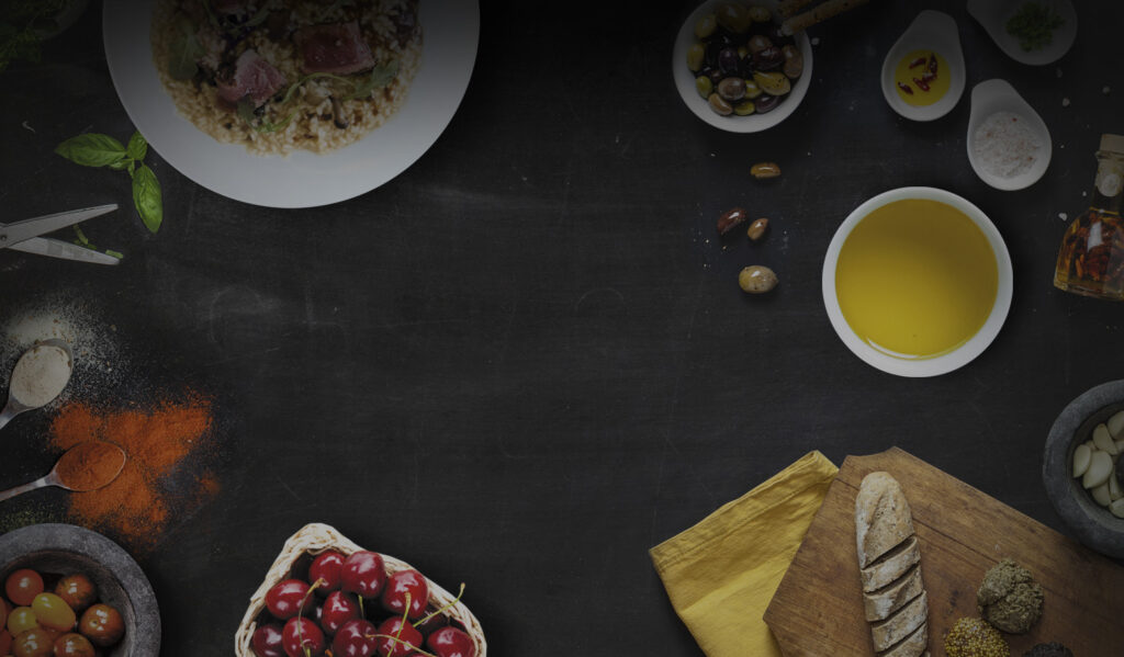 Ingredientes mediterráneos sobre pizarra con espacio central