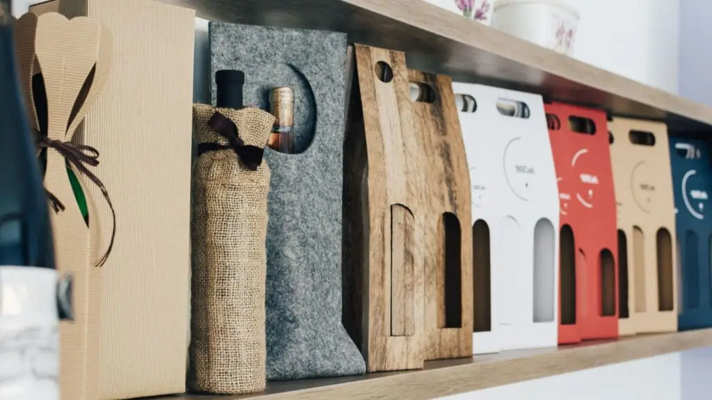 Botellas de vino en cajas decorativas sobre una estantería