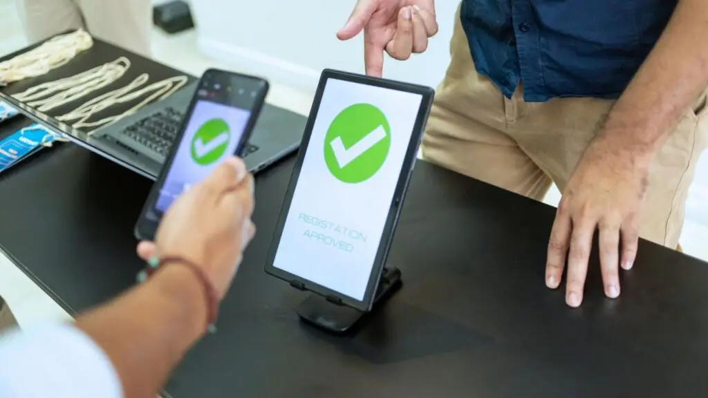 Tableta confirma el registro aprobado de un asistente