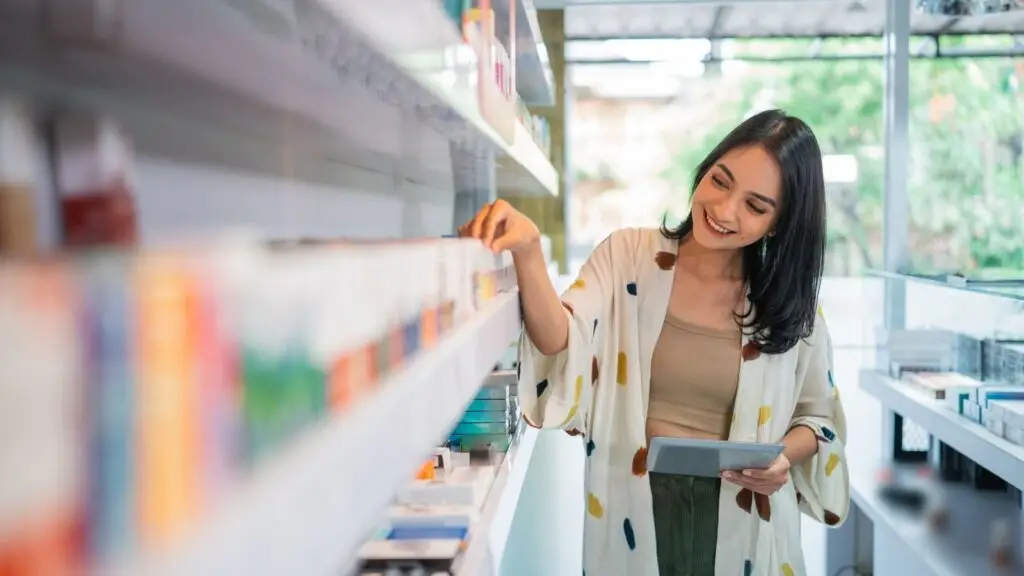 Mujer consulta productos en una tienda con una tableta